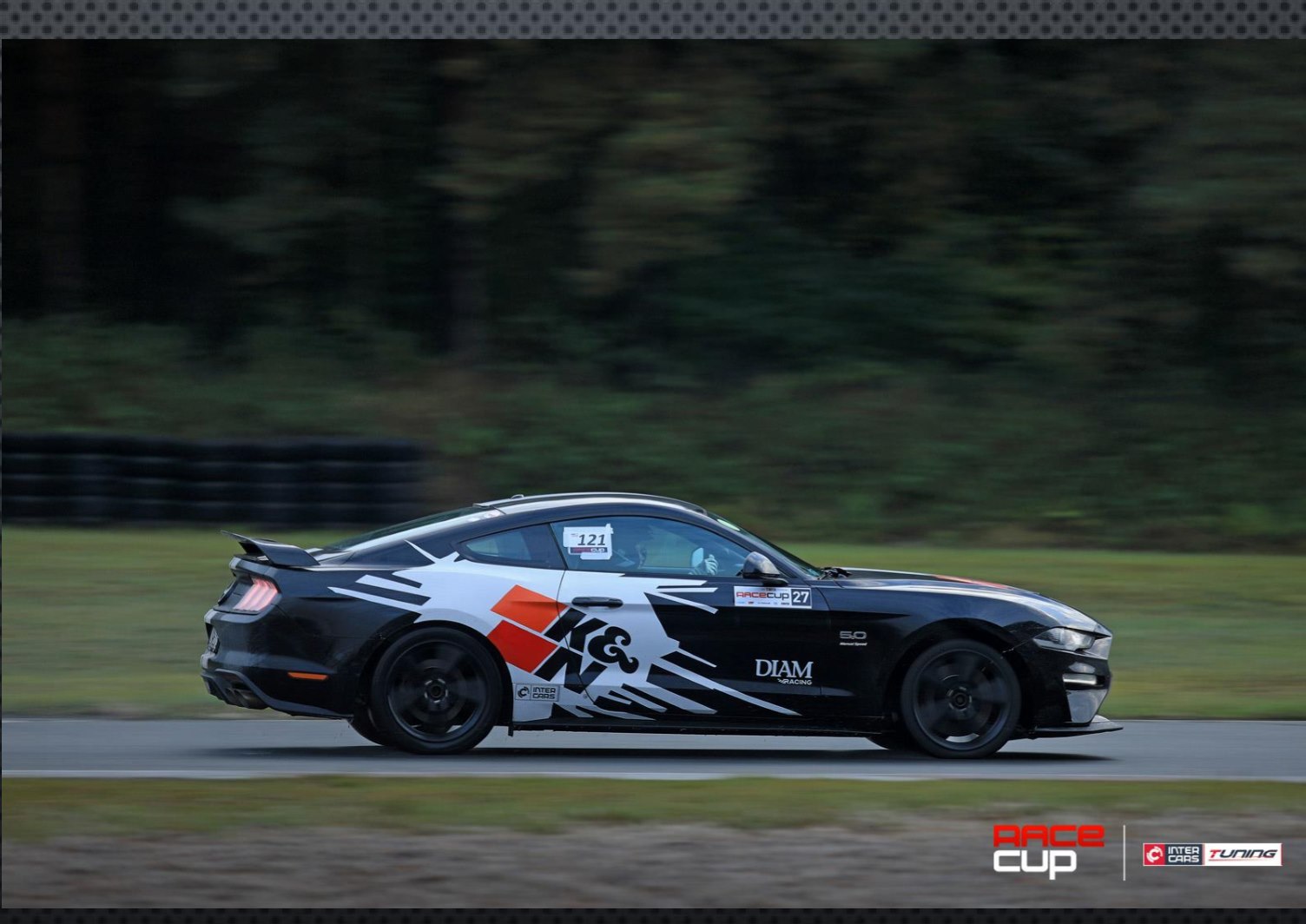 Czarny Ford Mustang z białymi pasami rajdowymi - DIAM RACING